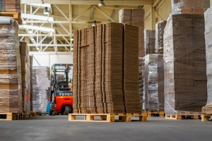 Karton wysyłkowy z paskiem klejowym i zrywką 280x200x80 paleta