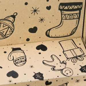 szary karton z nadrukiem świątecznym Pierniki